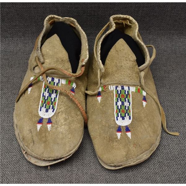 CROW INDIAN MOCCASINS