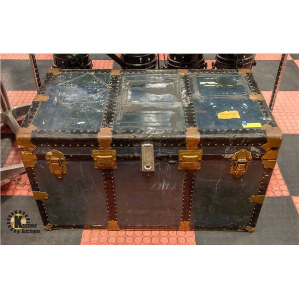 VINTAGE STEAMER TRUNK