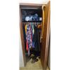 Image 1 : ENTRY CLOSET CONTENT
