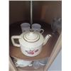 Image 10 : CONTENTS OF 2 LAZY SUSANS AND CABINET UNDER SINK