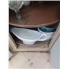 Image 12 : CONTENTS OF 2 LAZY SUSANS AND CABINET UNDER SINK