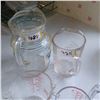 Image 4 : 2 WATER PITCHERS AND 3 MEASURING CUPS