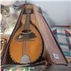 Image 1 : OLD 8 STRING MANDOLIN IN LEATHER CASE, MISSING ONE STRING