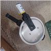 Image 1 : COMPLETE SMALL PRESSURE COOKER