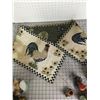 Image 5 : LOT OF ROOSTER FIGURINES AND TABLE RUNNER