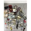 Image 1 : MISC LOT JEWELRY PINS WATCHES KEY CHAINS ETC