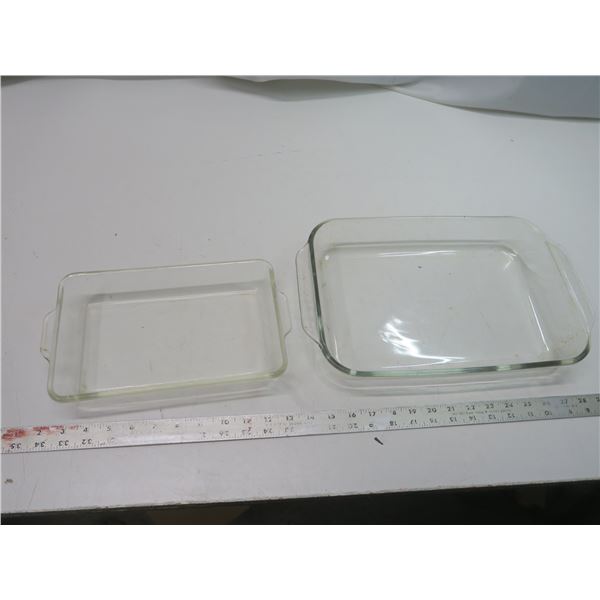 2 vintage Pyrex baking dishes - 13 x9  and 10 x7 