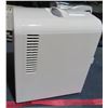 Image 4 : 4 litre mini fridge & warmer in one, electric with car adapter, never used, 9?2" by 7 " by 10?2"