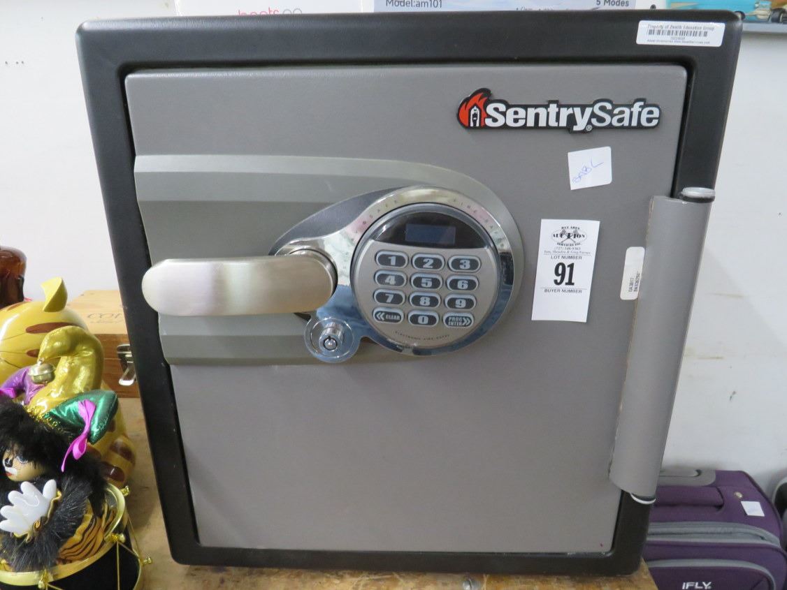 Sentry Digital Safe 14 x 14 x 16 w/Combo & Key -Never Used/Paperwork Inside