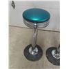 Image 2 : 3 Retro Swivel Café Stools - self Standing 32" Tall, 12" Wide Seat