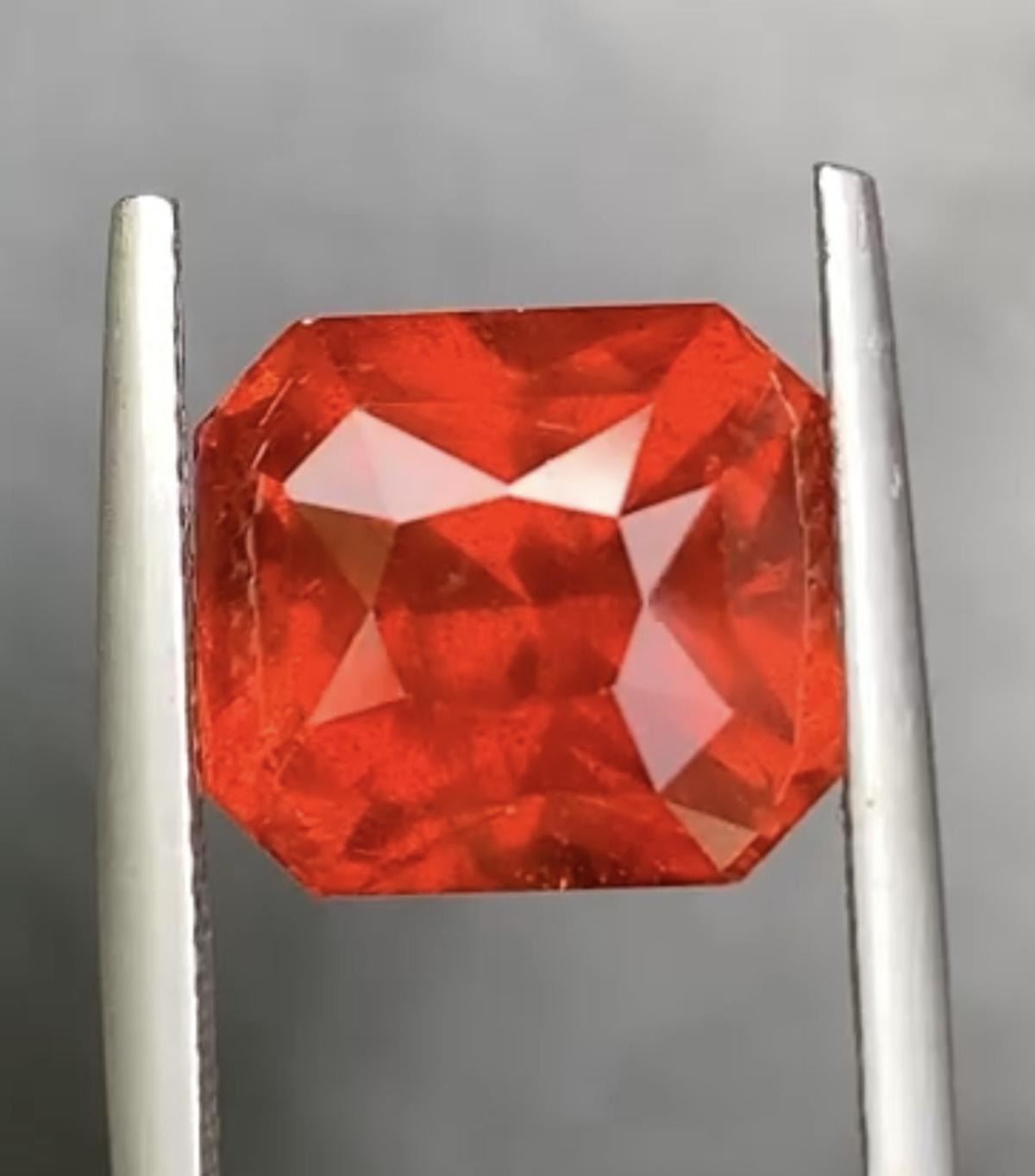 Grenat spessartite rouge orangé profond - 5.00 ct Grenat spessartite rouge orangé profond - 5.00 ct