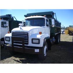 1996 MACK RD690S TRI-AXLE DUMP