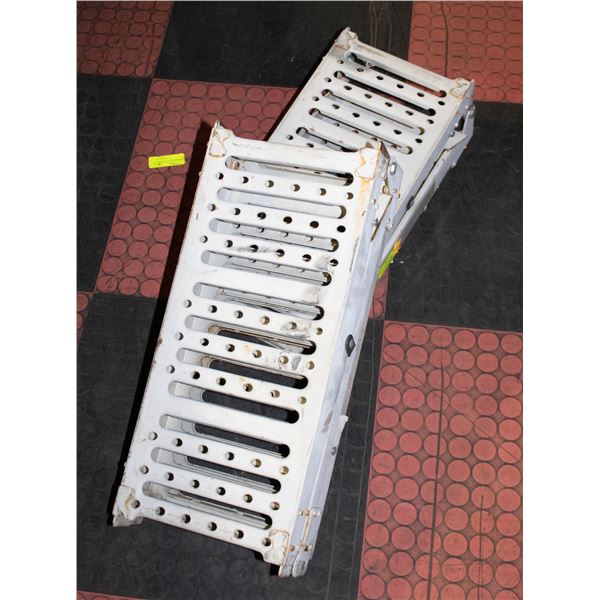 FOLDING RAMPS