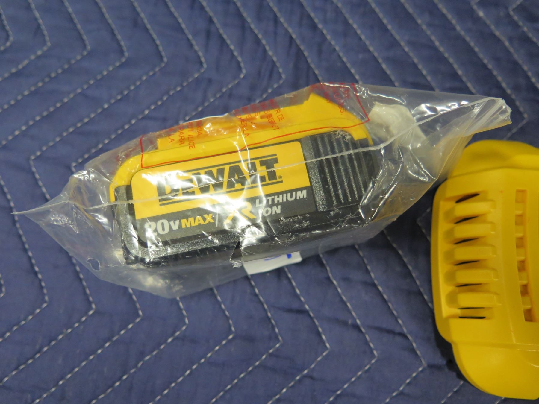 thumbnail interactive-video image 1 of DEWALT DCB117 20V-60V MAX Fast Battery Charger (220V) – 12A Output, Tracks Package 1 of 5