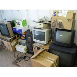 Lot of electronic equipment: TV's, computer monitors, micas. Computer equipment (84)