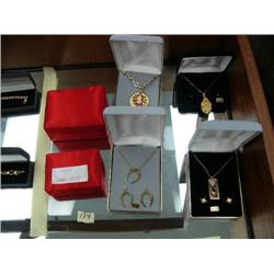 4 pieces of costume jewelry (91)