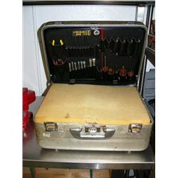 Toolkit in metal box (84)