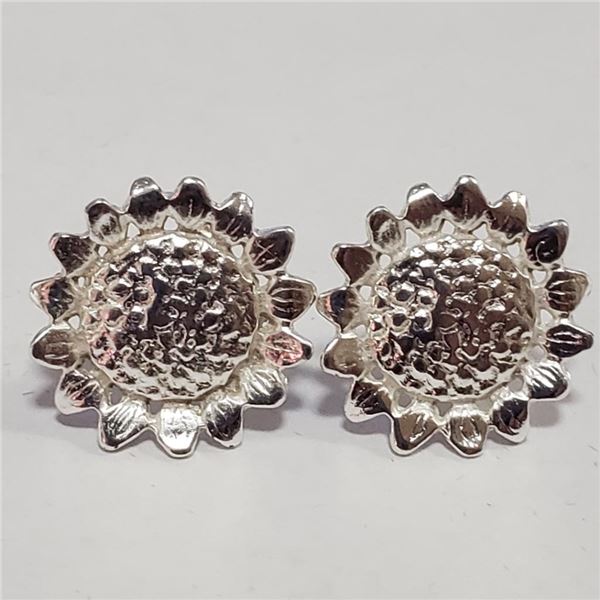 Silver Earrings (~Size 0) (~length 0 inches), Suggested Retail Value $100