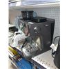 Image 4 : Sur la table coffee / espresso machine with assorted attachments