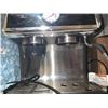 Image 6 : Sur la table coffee / espresso machine with assorted attachments