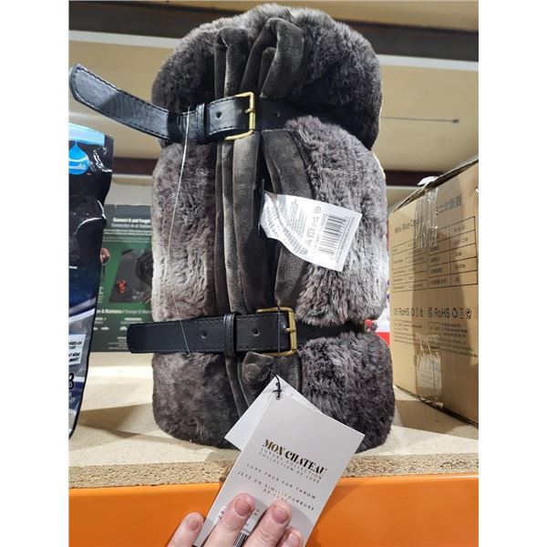 Mon Chateau Luxury Collection Faux Fur Throw