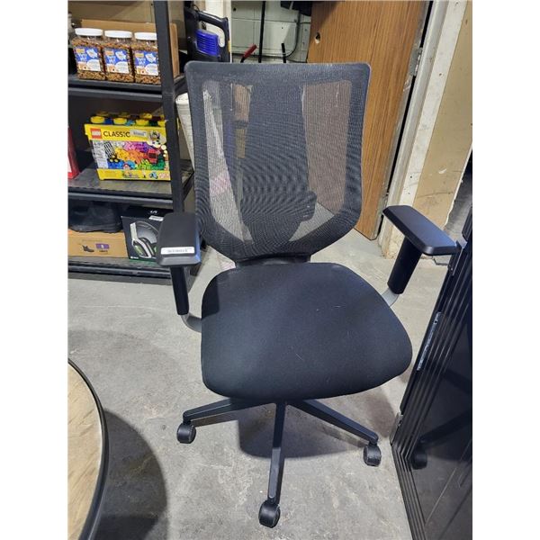 Mesh Back Adjustable Office Chair on Casters