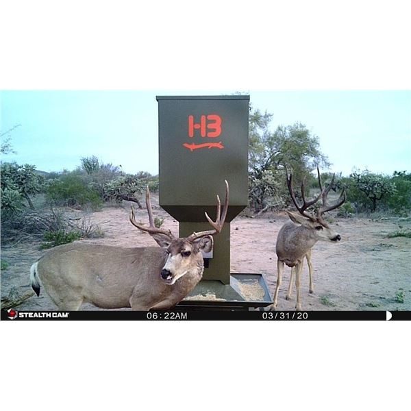 HB 1,000 Pound Broadcast Corn Feeder