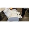 Image 3 : WHITE LEATHER CELLINI LOVE SEAT