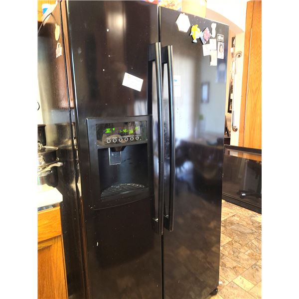 LG Refrigerator with Icemaker - Cat C