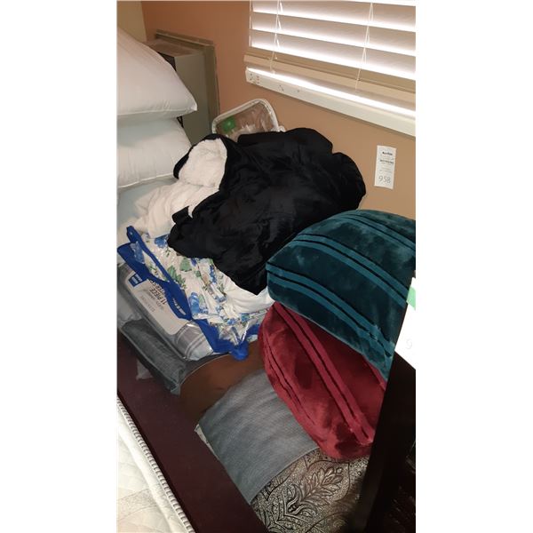 Berkshire 11 Piece Queen Size Bedding Set and more - Cat A