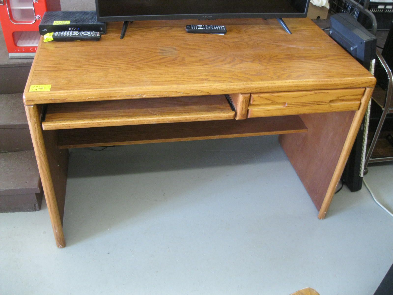 SM. OAK DESK W/COMPUTER SLIDE OUT