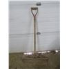 Image 1 : snow shovel