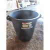 Image 1 : Rubbermaid 98.4 L garbage can