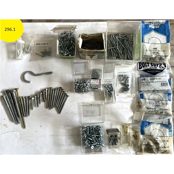 Box of appx 700 Wood Screws