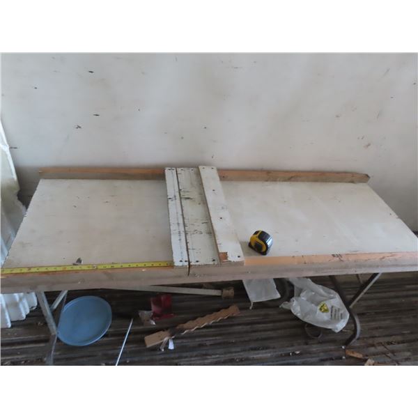 foldable table with metal legs