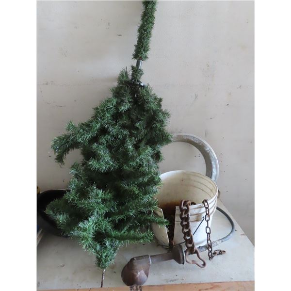 Christmas tree , 2 lengths of chain misc. sizes