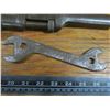 Image 5 : 3 antique pipe wrenches and wrench - 1 marked Ford