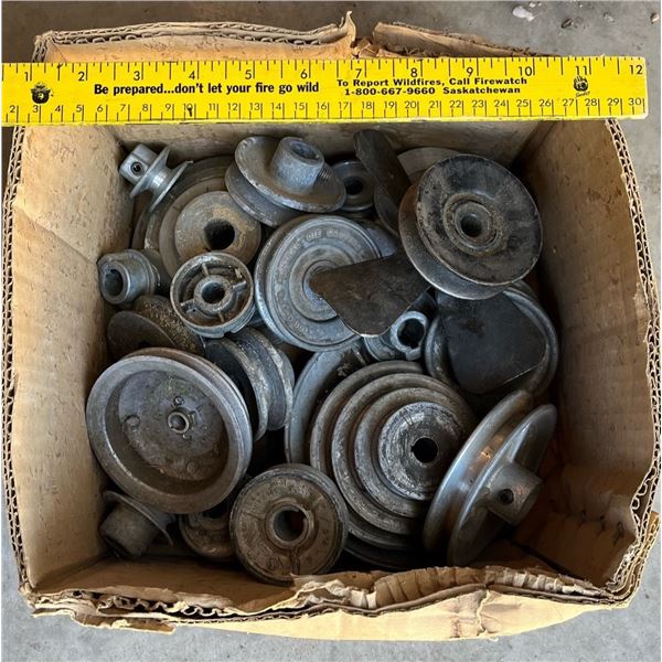 Lot of pulleys. Various sizes. Total of 25.