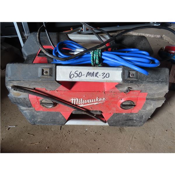 Milwaukee job site stereo