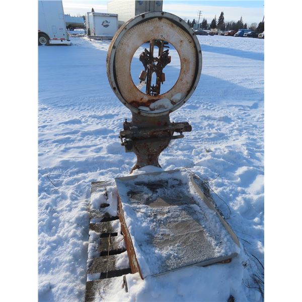 antique platform  scale with bottom plate nice decorative piece