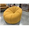 Image 2 : ROUND LOUNGE CHAIR 36 X 24"