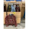 Image 1 : WARDROBE BOX WITH ASSORTED CLOTHING