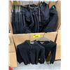 Image 2 : WARDROBE BOX WITH ASSORTED CLOTHING