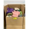 Image 1 : WARDROBE BOX WITH ASSORTED CLOTHING