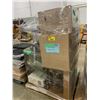 Image 2 : PALLET OF SET DEC ITEMS INCLUDING; ROLLING CART, DESK CHAIR, END TABLES, TV STANDS AND MORE