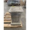 Image 2 : PLASTER PEDESTAL