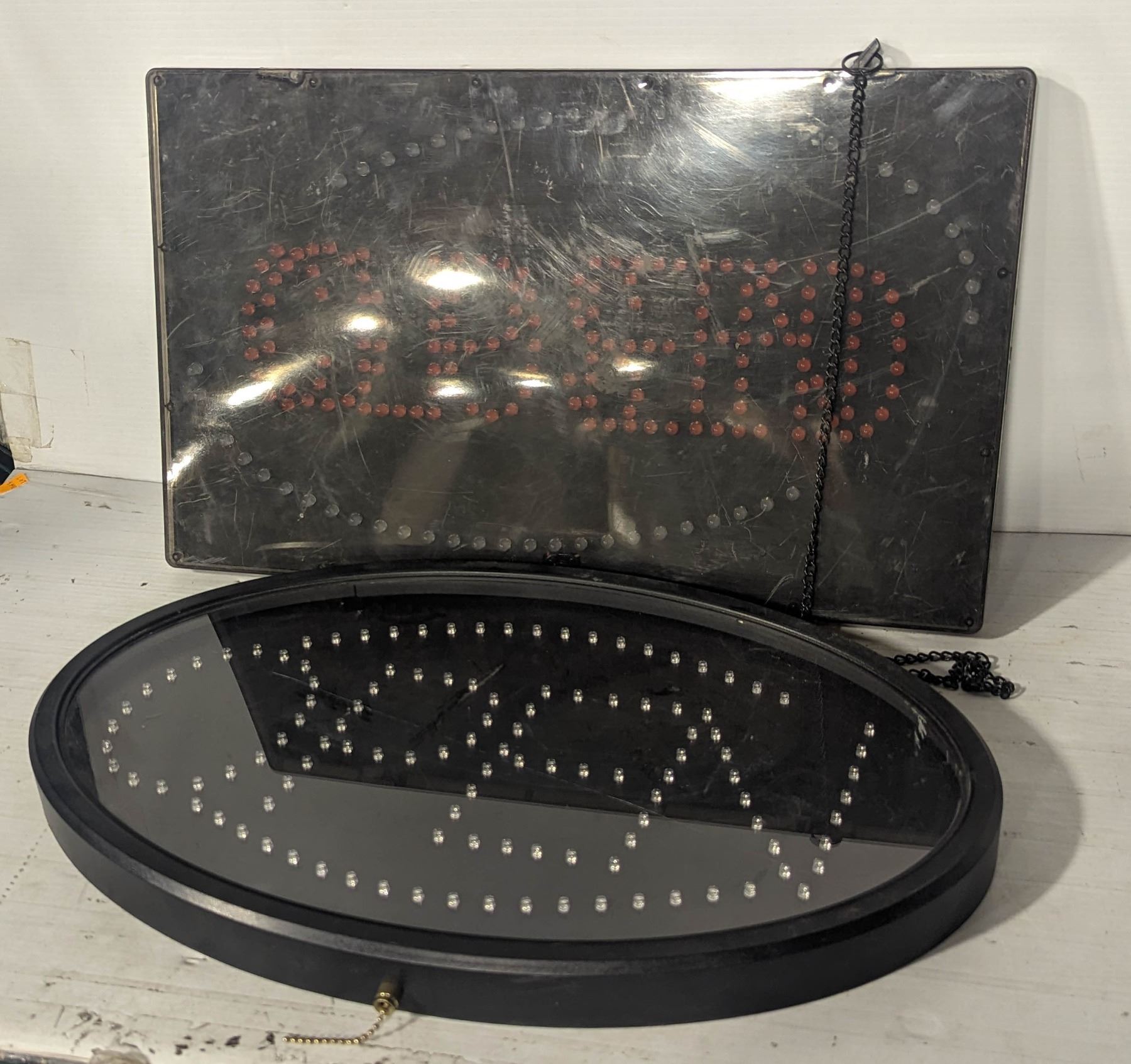 FLAT WITH TWO LED OPEN /CLOSED SIGNS