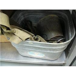 Lot of: old tin bucket, old tin wash tub, old backpack (88)