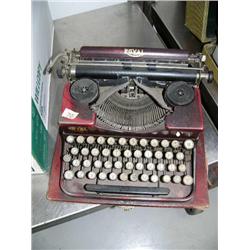 Old Royal portable typewriter (88)