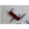 Image 2 : (3) Victorinox Pocket Knives
